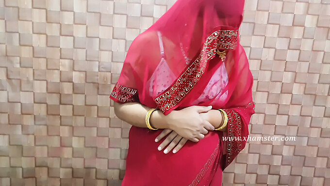 Casal Indiano Recém-Casado Desfruta De Prazer Oral Com Desi Bhabhi