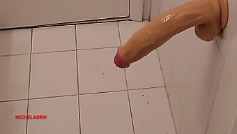 Stor Kuk Onanerer På Badet Med Dildo