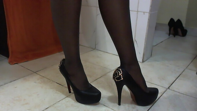 Transexual Negra Con Tacones