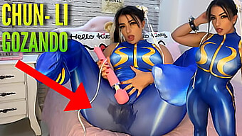 La Ragazza Asiatica Cosplay Gode Del Suo Vibratore Htachi E Viene