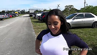 Une Petite Latina Aux Gros Seins Se Fait Baiser En Public Et Sucer