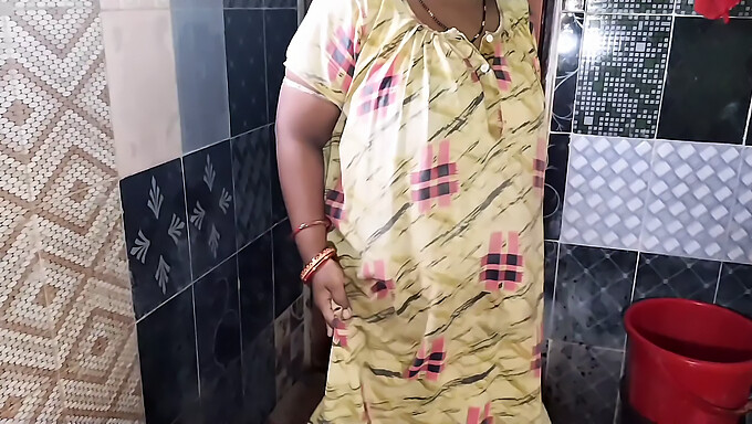 Regardez Une Bhabhi Avec Un Gros Cul Et De Gros Mamelons Dans Une Scène Chaude