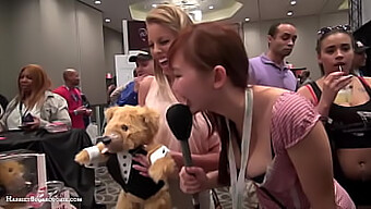 青少年(18+)亚洲人britney Amber和teddylovebear在avn Expo中