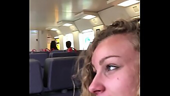 ¡la Adolescente Angel Emily De 18+ Da Una Mamada Pública Y Traga Semen En Un Tren!