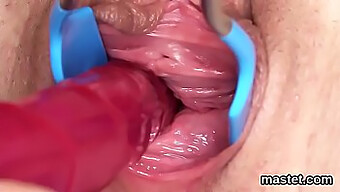 Gadis Dengan Vagina Merah Muda Menggunakan Dildo Untuk Masturbasi Dalam Video Close-Up