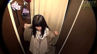 若い女の子が更衣室で捕まった!