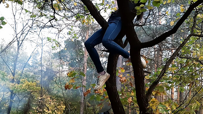 18+ Meisje Masturbeert In De Boom