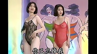 Permanente Dessous-Show Mit Einem Taiwanesischen Mädchen: Mode Und Erotik