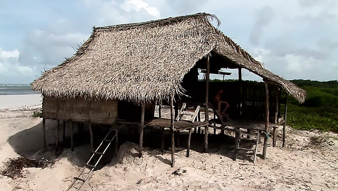 Braziliaanse Hottie Verleidt En Slikt Sperma In Een Wild Strandhuisje