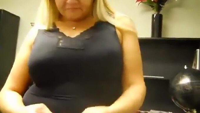 Femeia Matură Cu Sâni Mari Naturali Devine Obraznică Pe Webcam