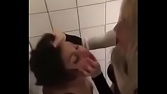 Hardcore-Lesben-Femdom Demütigt Zuckerbaby Im Öffentlichen Badezimmer